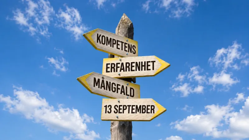 Vägvisare i trä mot blå himmel med skyltarna Kompetens, Erfarenhet, Mångfald och 13 september.